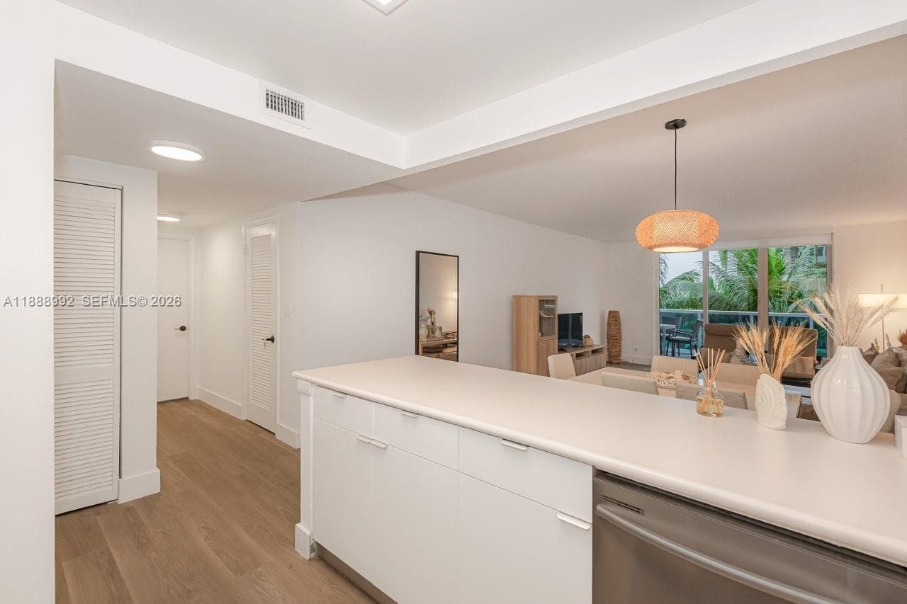 A11888992 — Miami Beach — 17