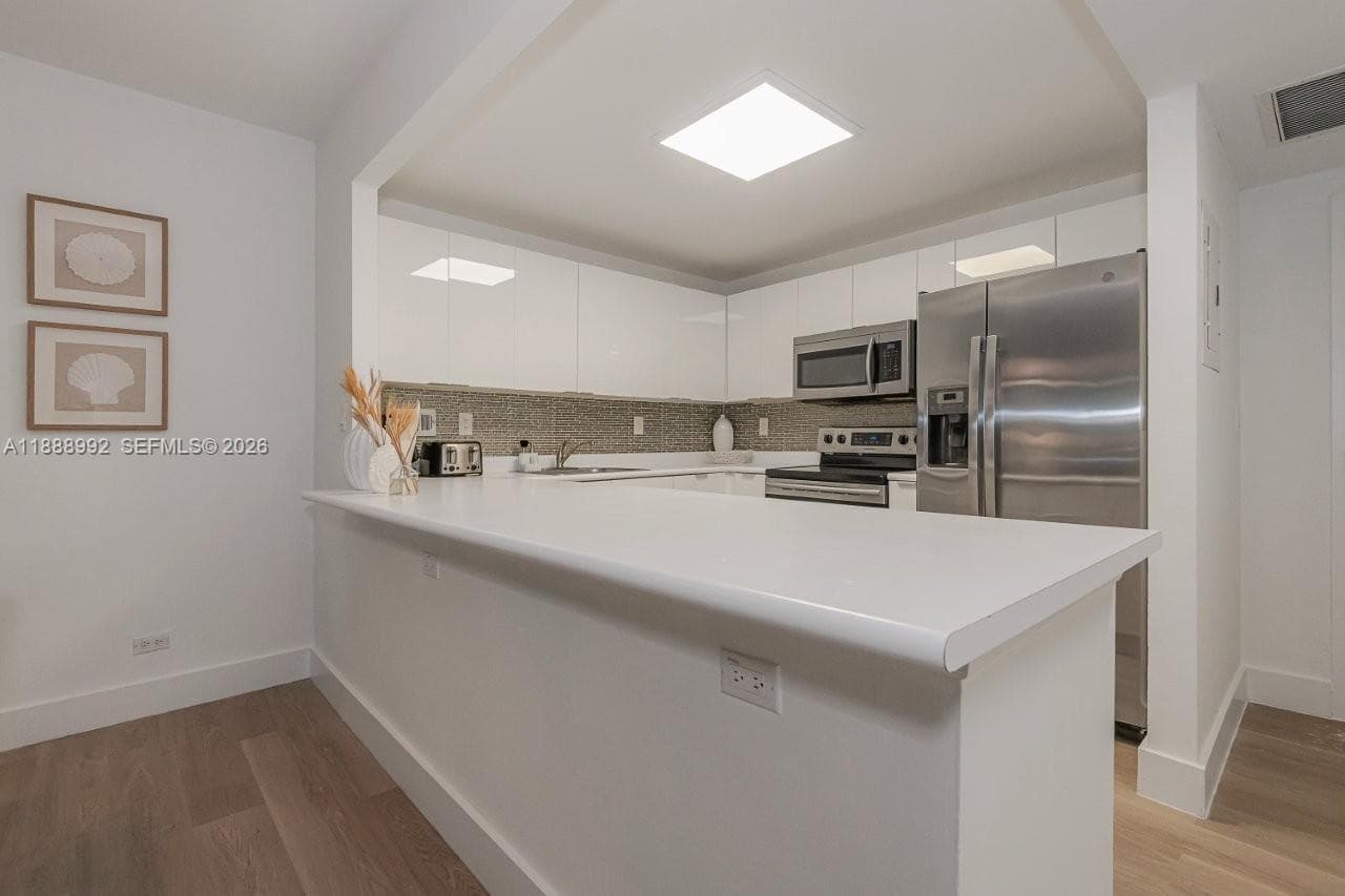 A11888992 — Miami Beach — 12