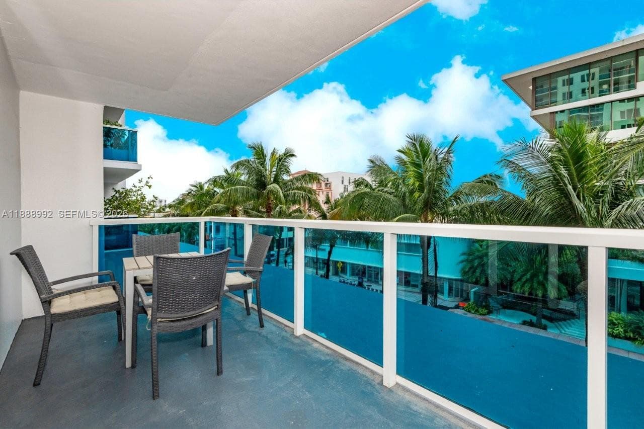 A11888992 — Miami Beach — 26