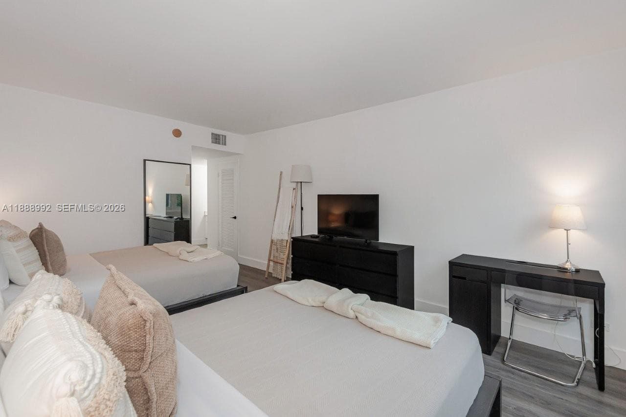 A11888992 — Miami Beach — 22