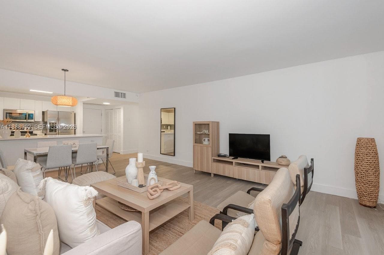 A11888992 — Miami Beach — 7