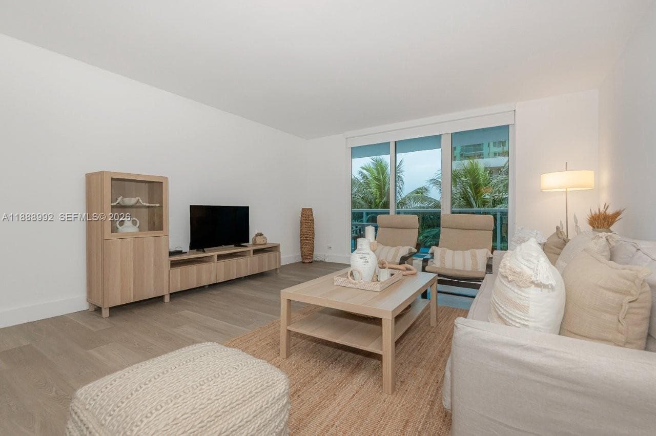 A11888992 — Miami Beach — 3