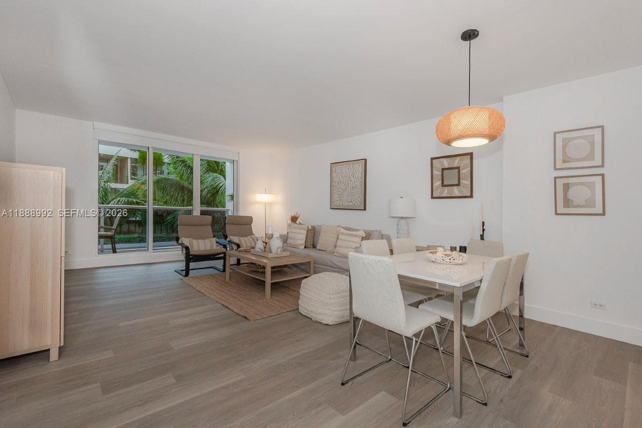 A11888992 — Miami Beach