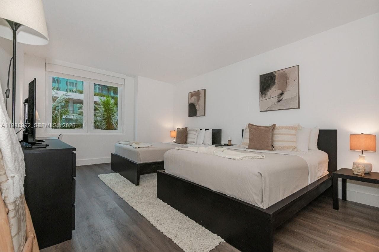 A11888992 — Miami Beach — 20