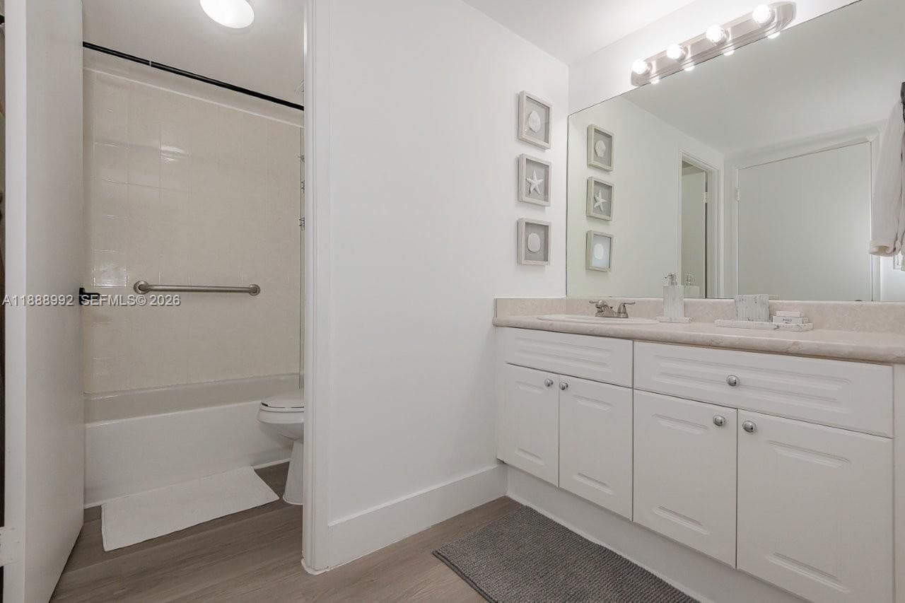 A11888992 — Miami Beach — 24