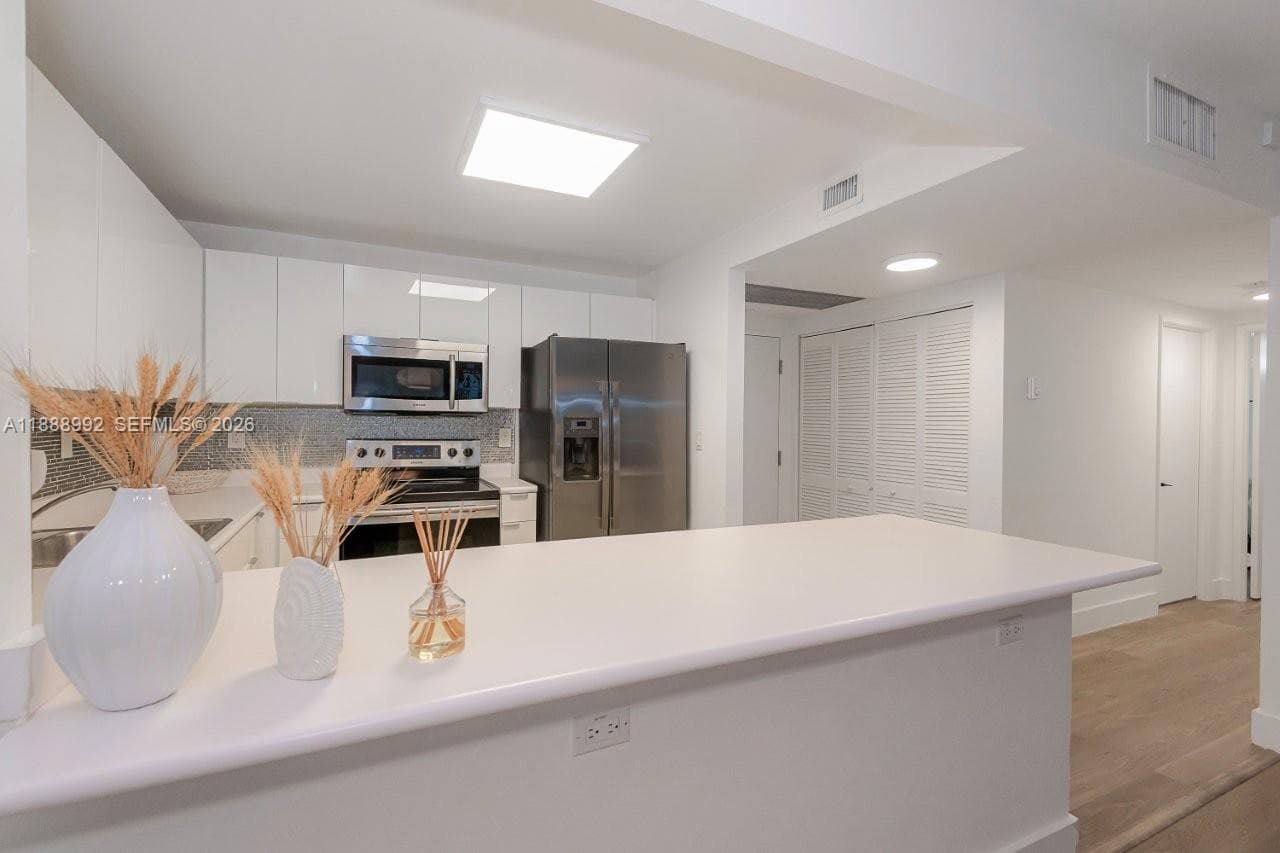 A11888992 — Miami Beach — 14