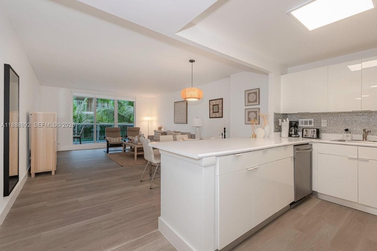 A11888992 — Miami Beach — 18