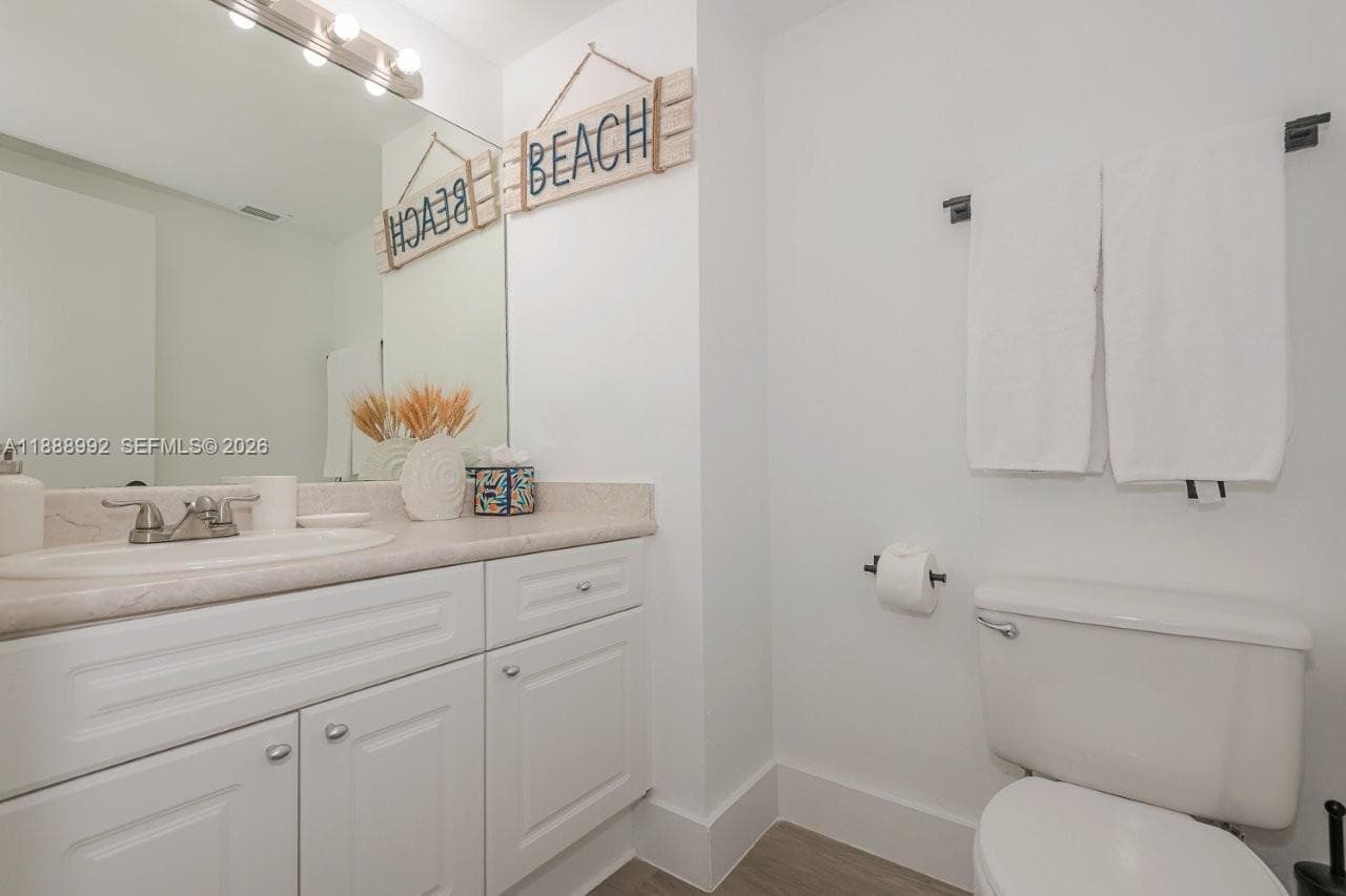 A11888992 — Miami Beach — 19