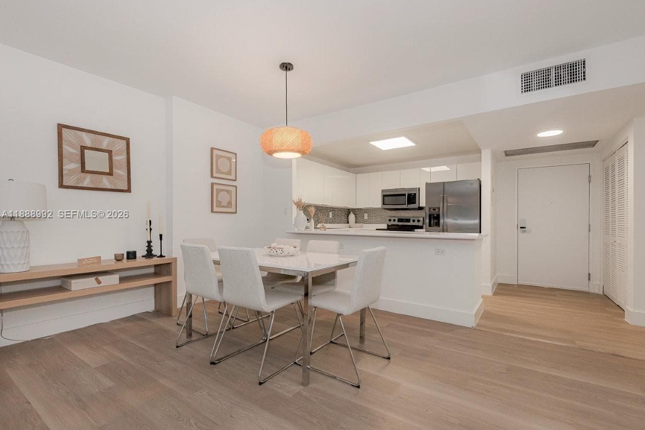 A11888992 — Miami Beach — 8
