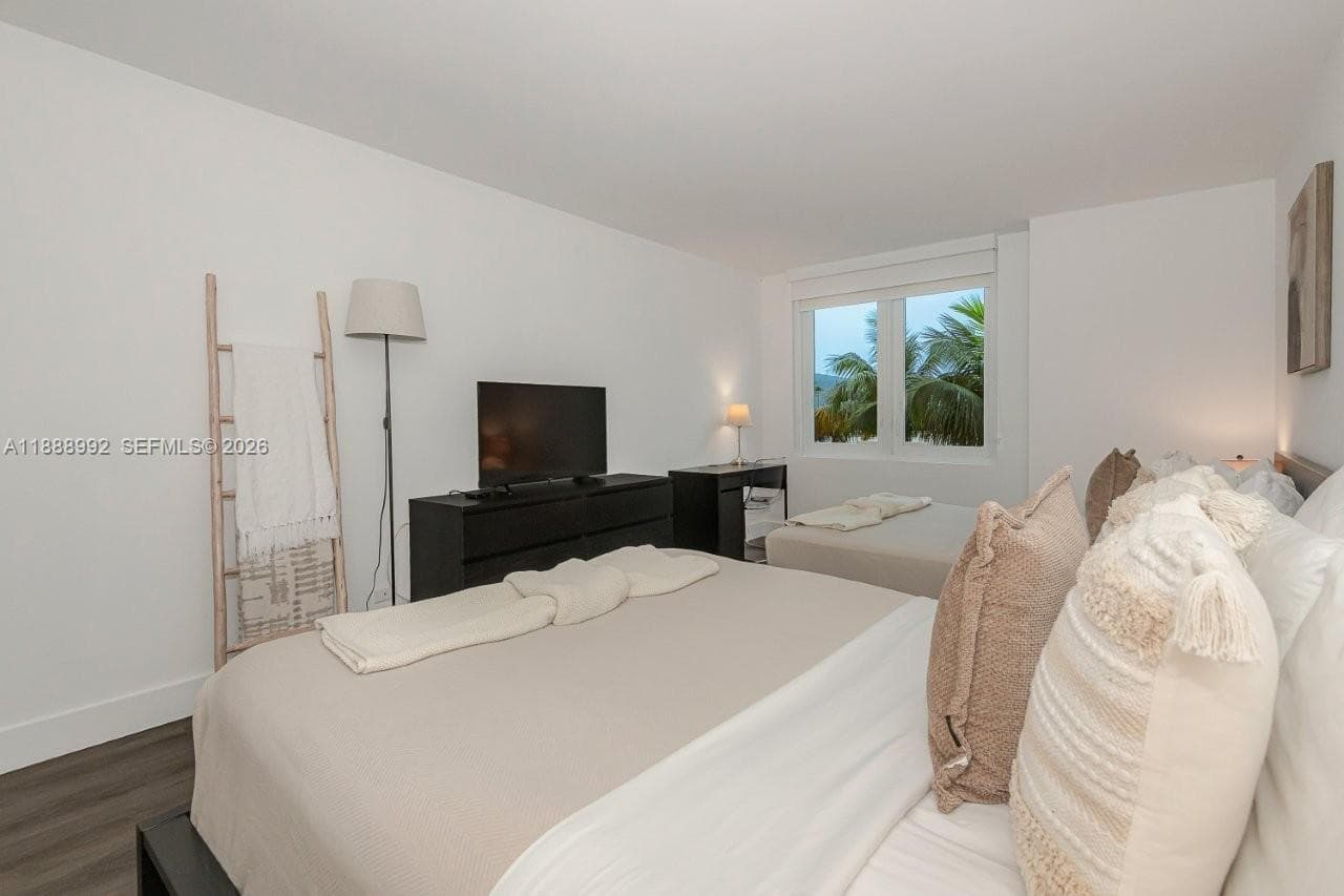 A11888992 — Miami Beach — 21