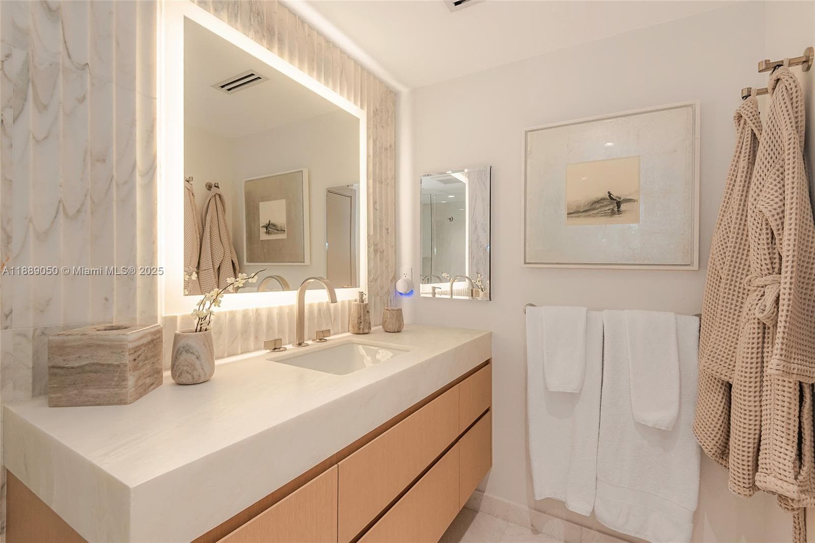A11889050 — Miami Beach — 30