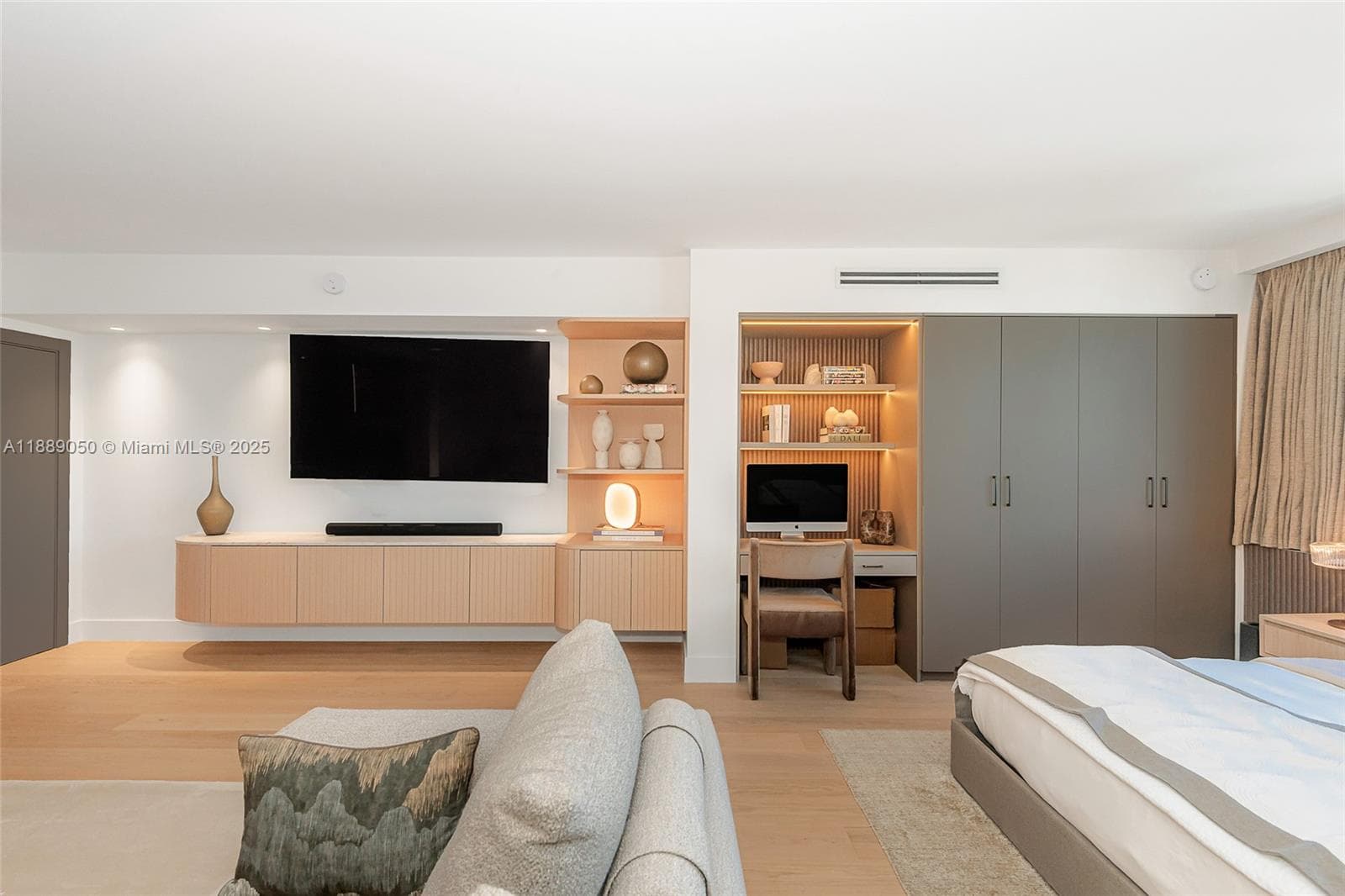 A11889050 — Miami Beach — 11