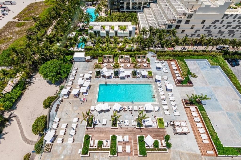 A11889050 — Miami Beach — 35