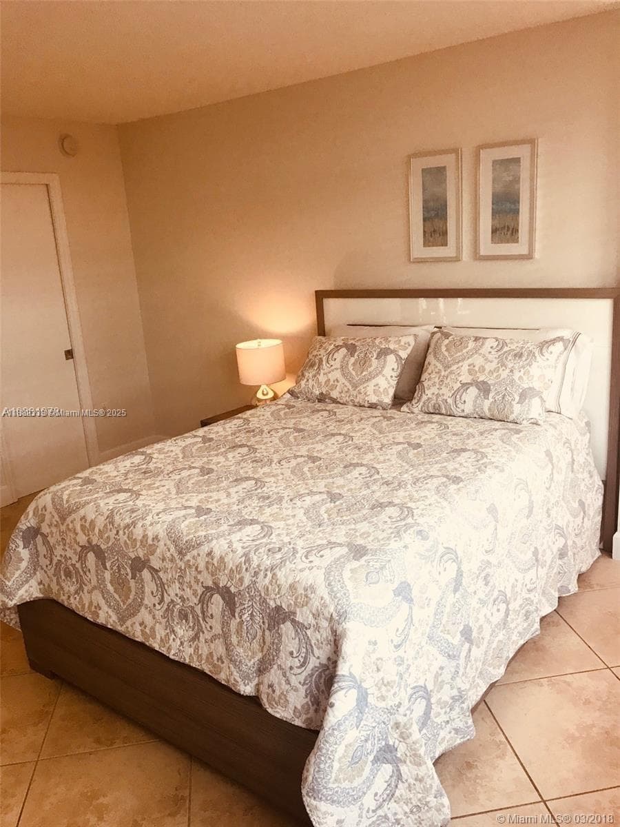 A11889333 — Miami Beach — 11