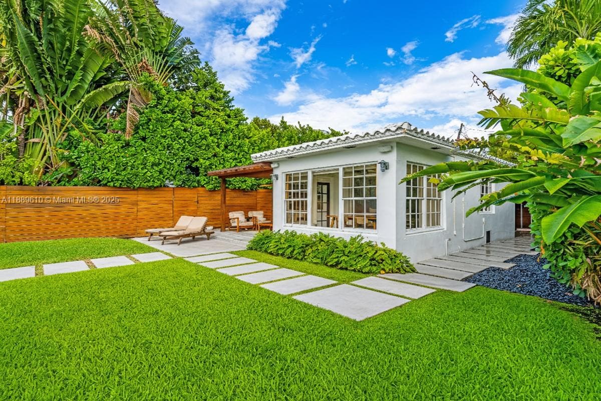 A11889610 — Miami Beach — 18