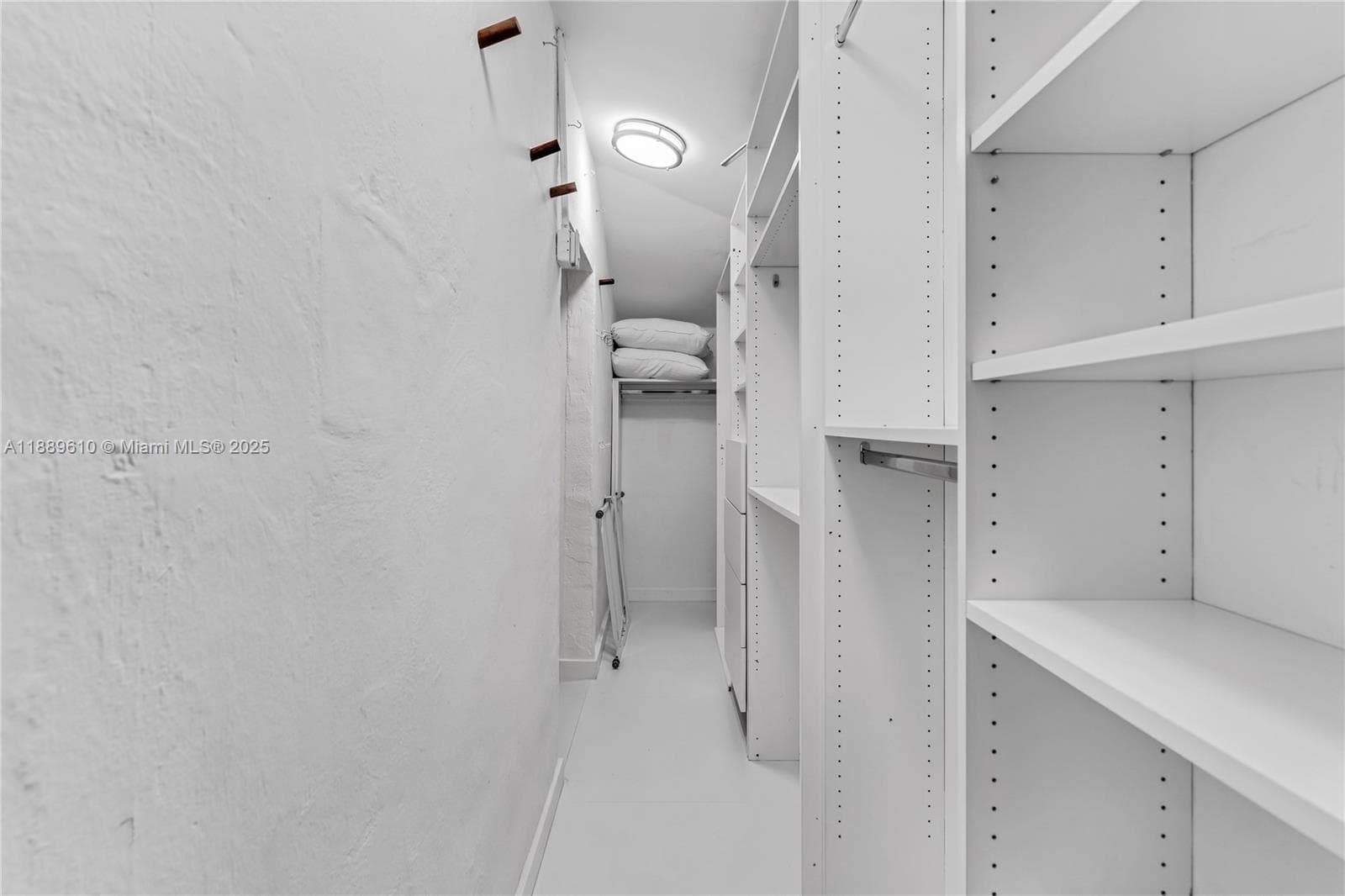 A11889610 — Miami Beach — 35