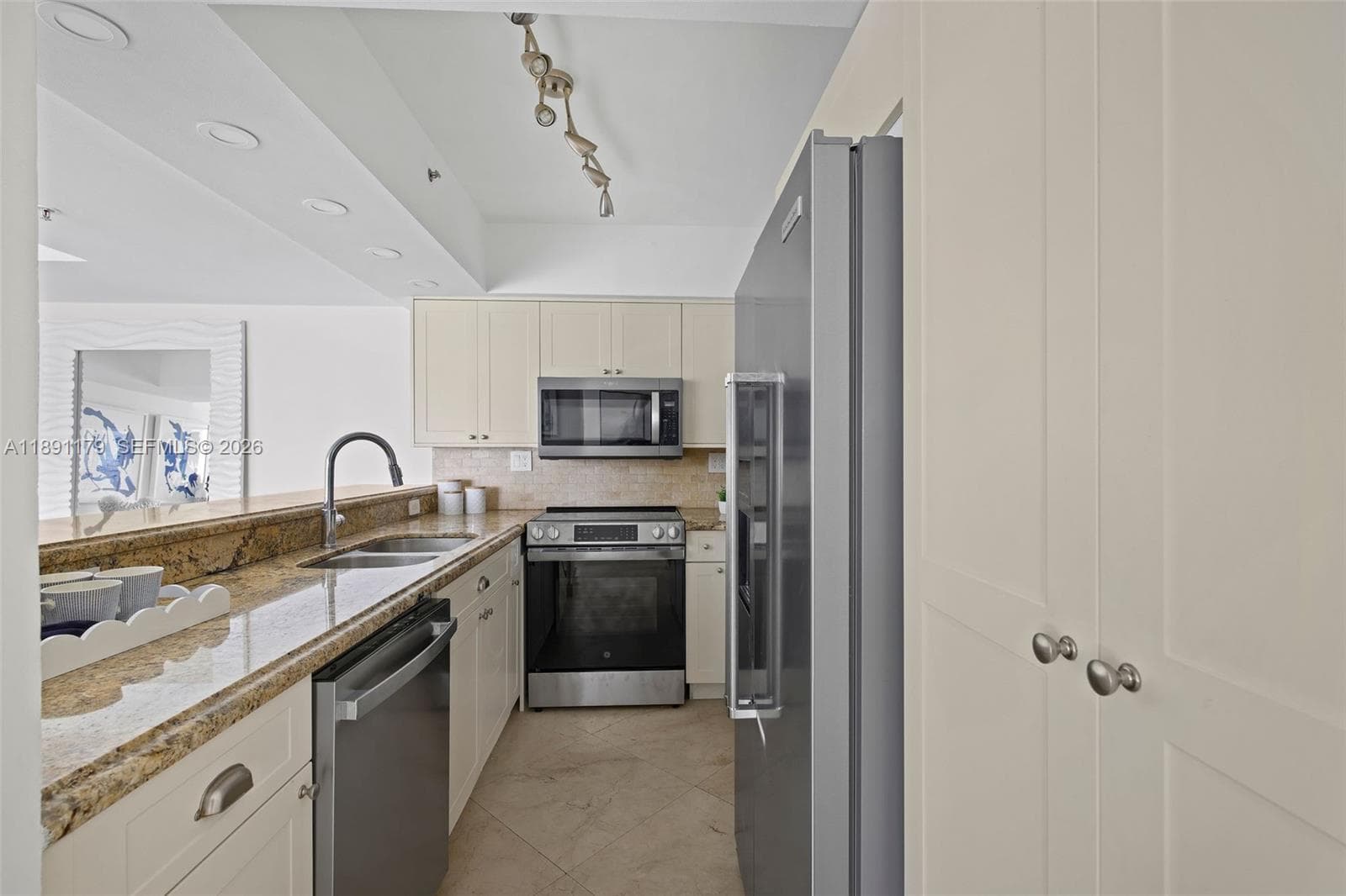 A11891179 — Miami Beach — 10