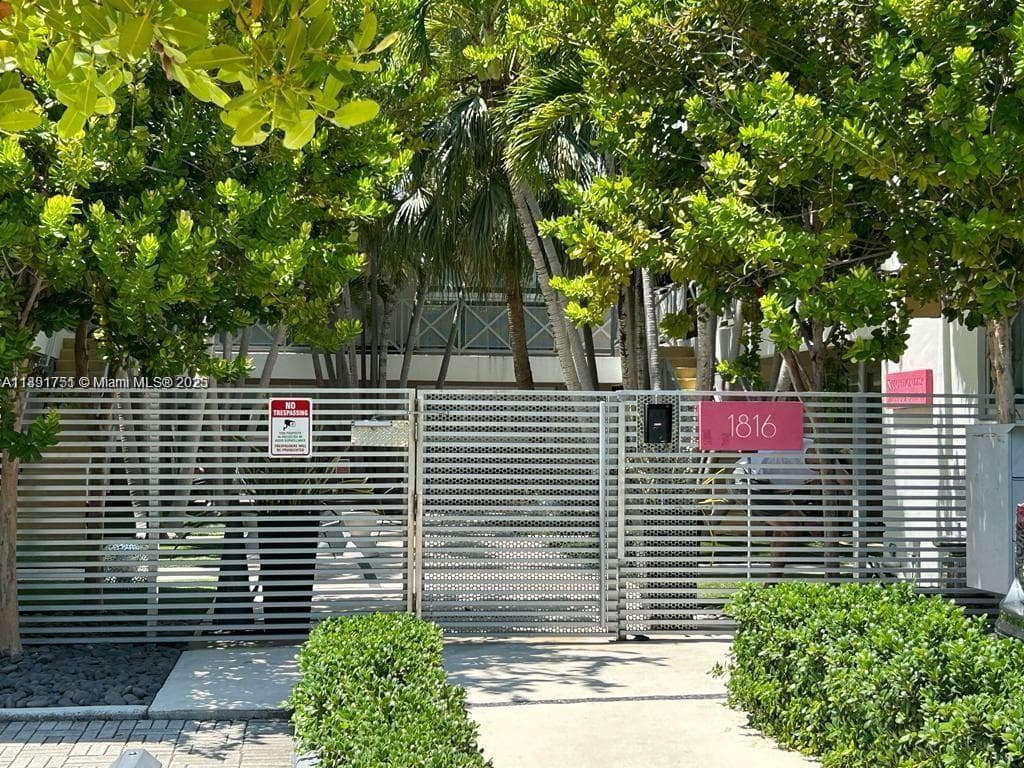 A11891751 — Miami Beach