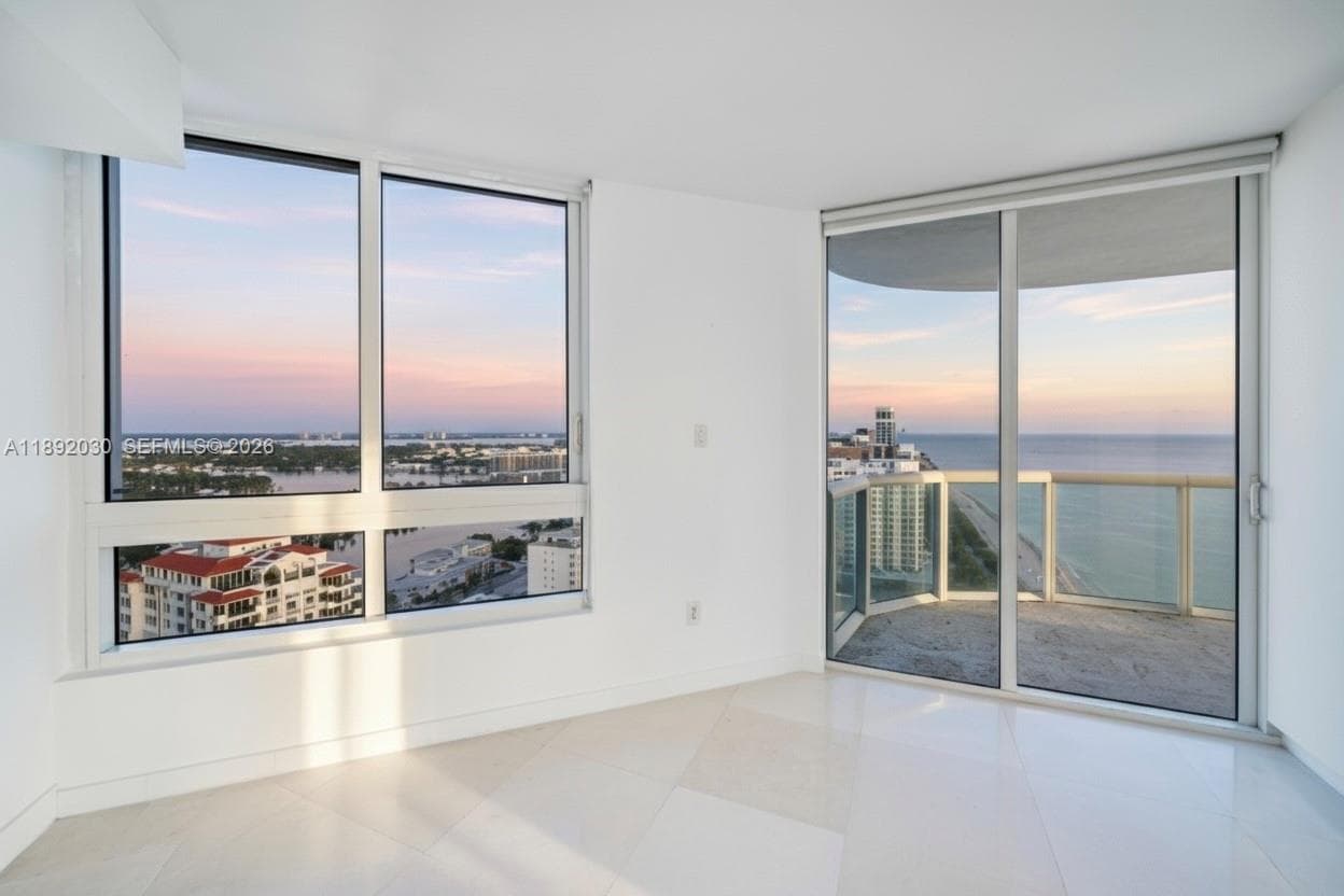 A11892030 — Miami Beach — 10