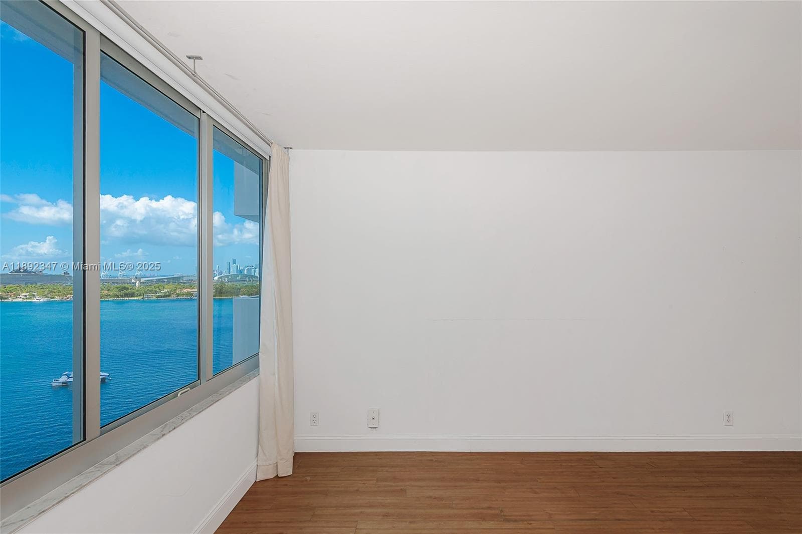 A11892347 — Miami Beach — 17