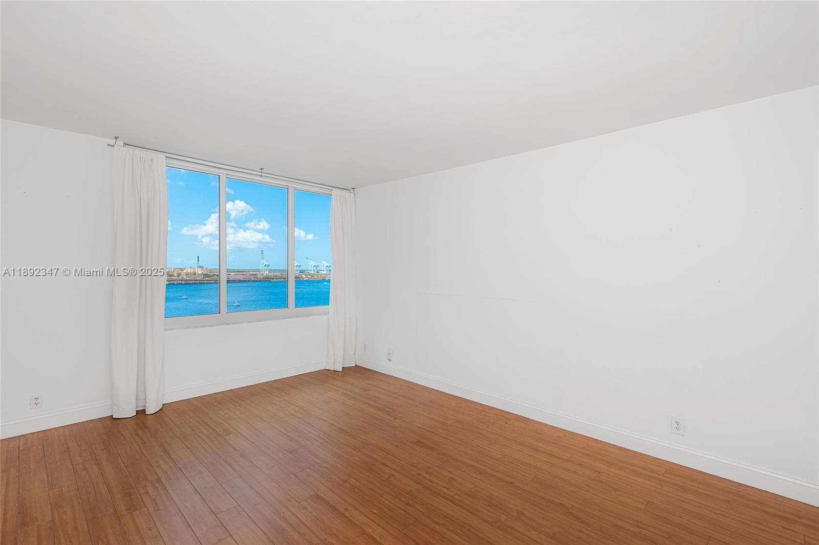 A11892347 — Miami Beach — 15