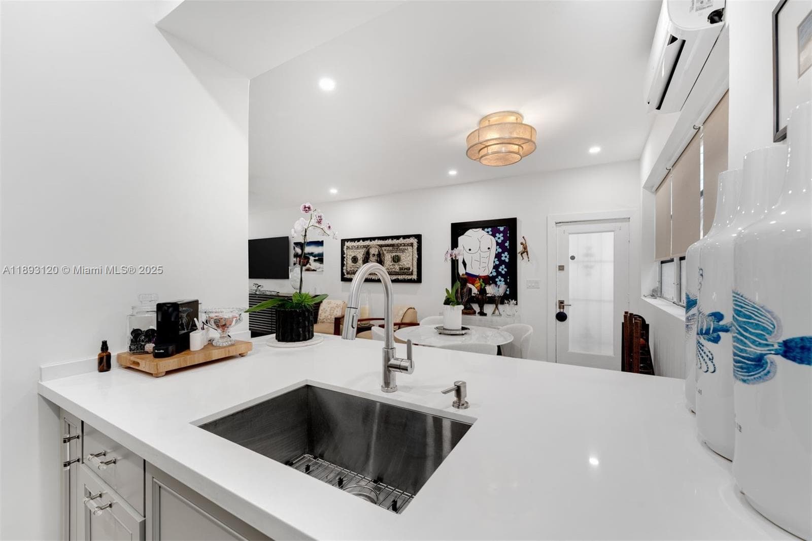 A11893120 — Miami Beach — 8