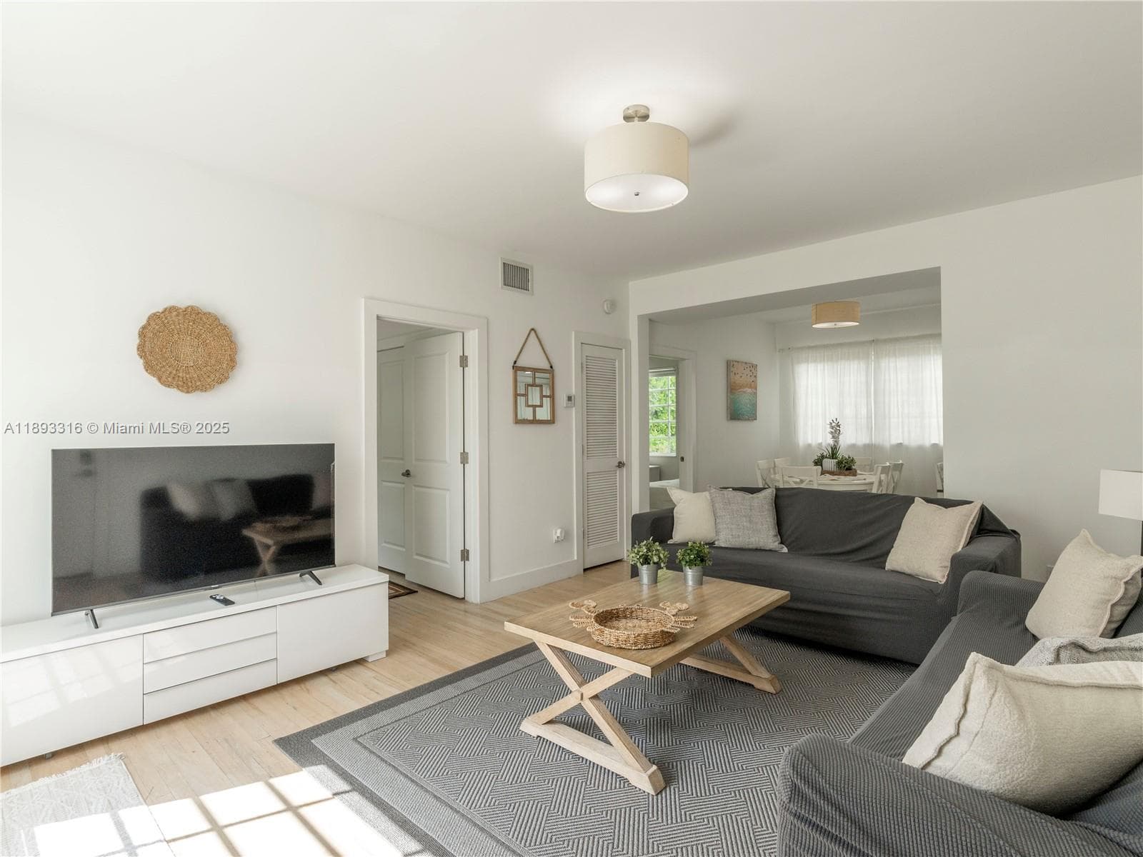 A11893316 — Miami Beach