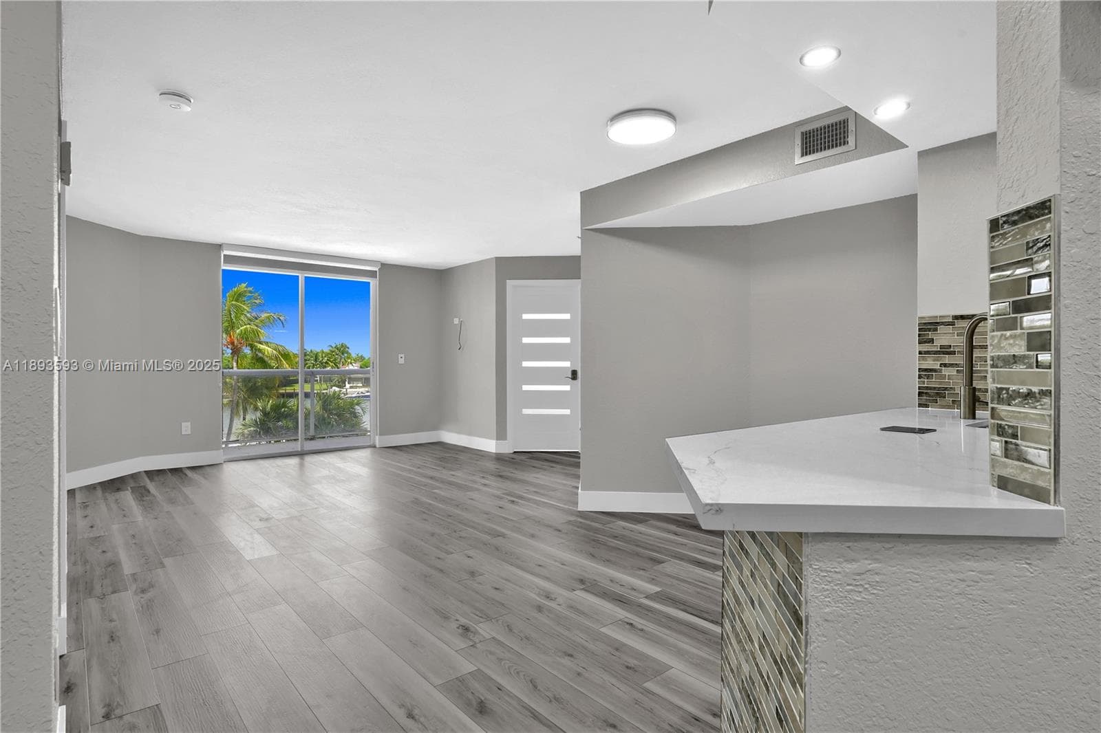 A11893593 — Miami Beach — 2
