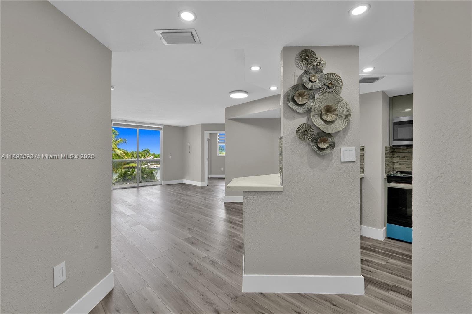 A11893593 — Miami Beach