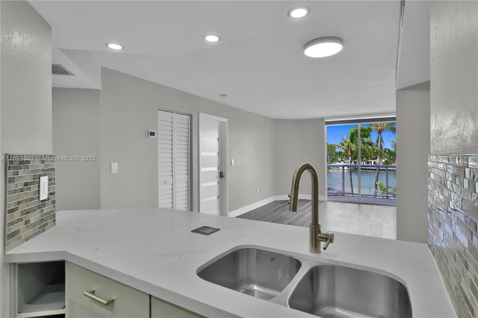 A11893593 — Miami Beach — 9