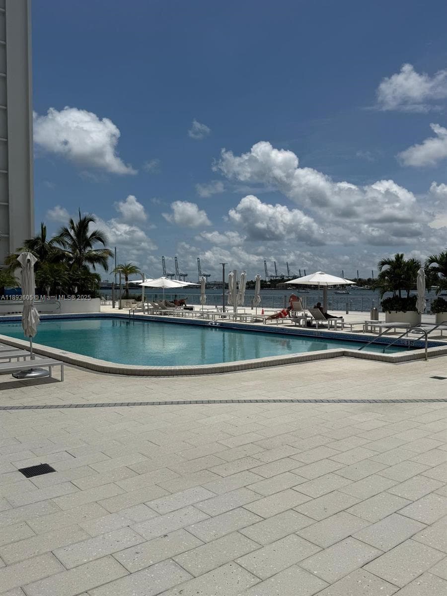 A11893605 — Miami Beach