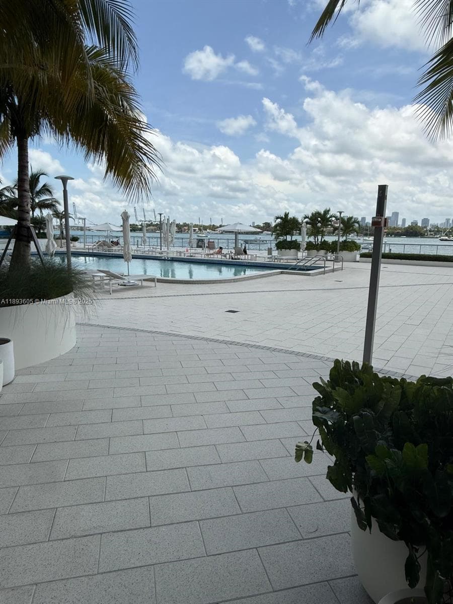 A11893605 — Miami Beach — 14