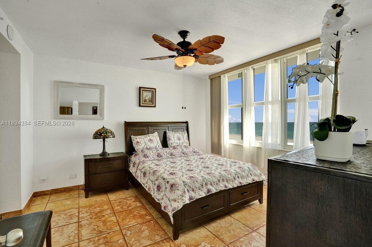 A11894284 — Miami Beach — 25