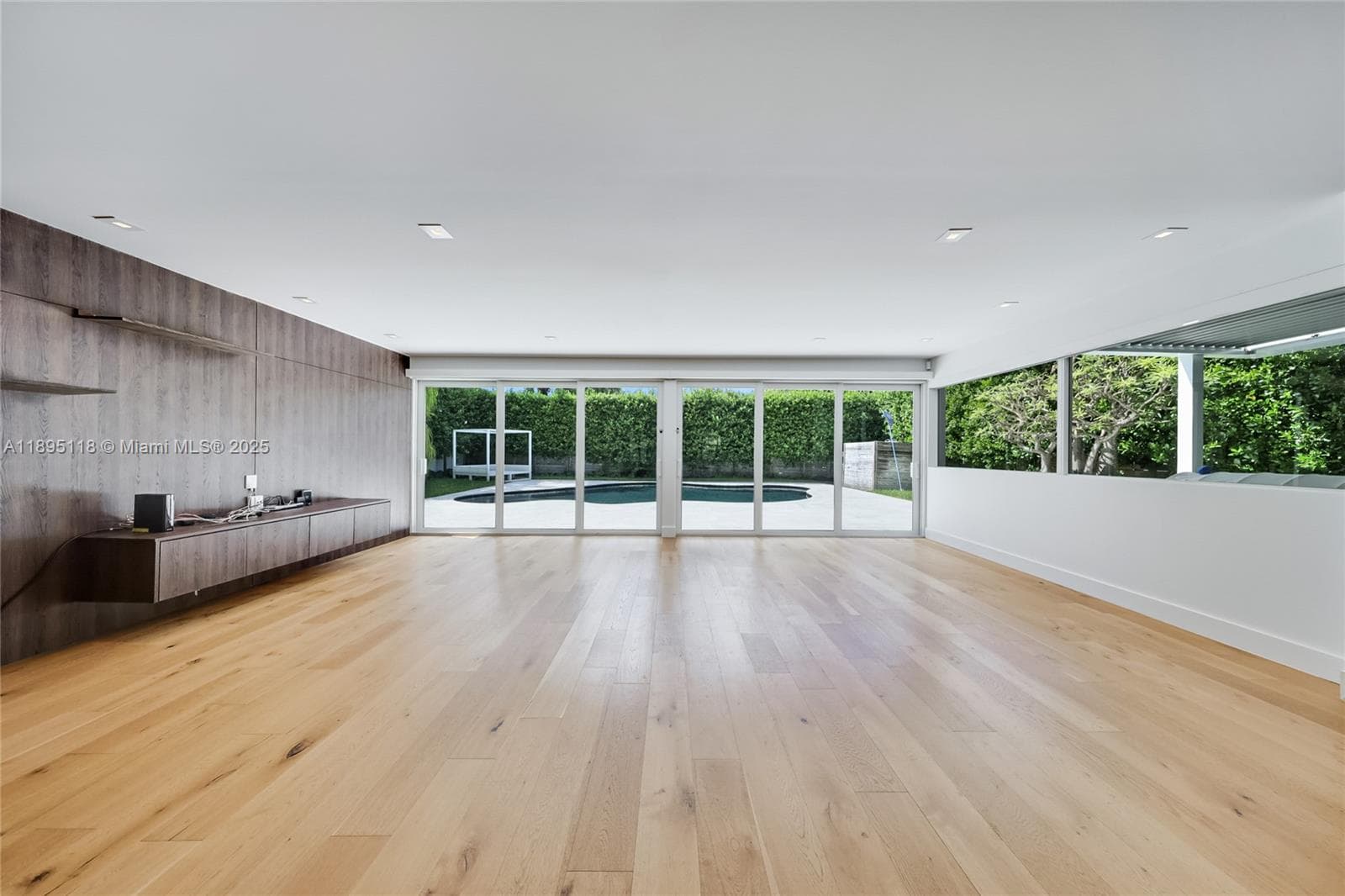 A11895118 — Miami Beach — 4