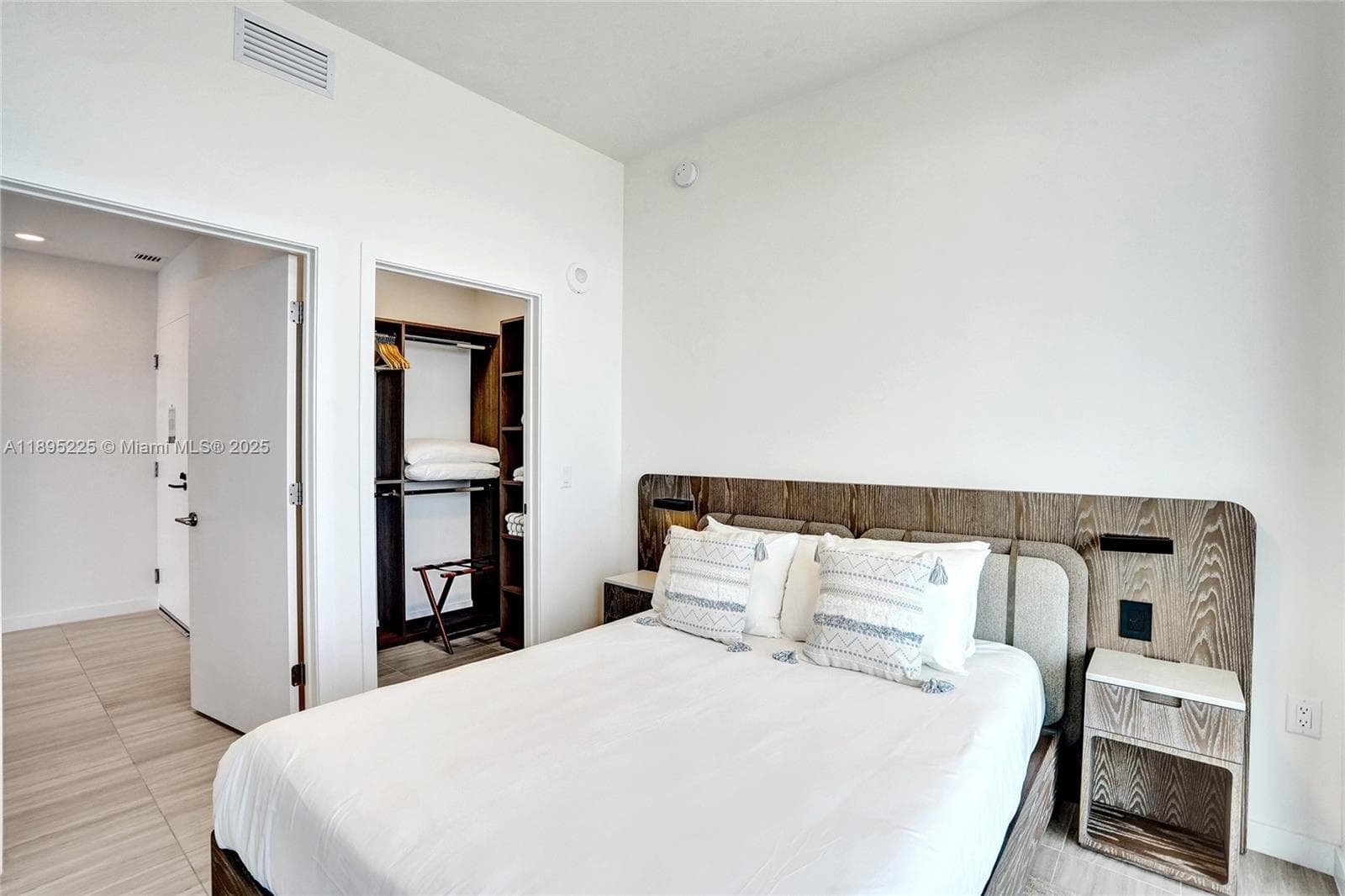 A11895225 — Miami Beach — 15