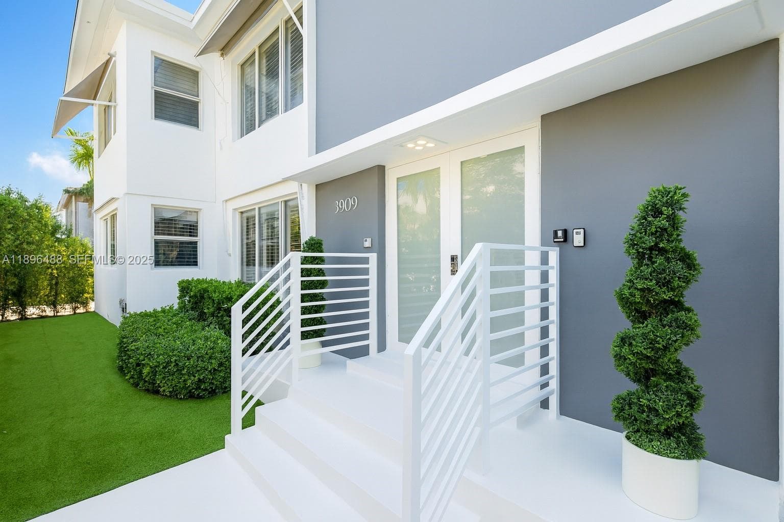 A11896488 — Miami Beach