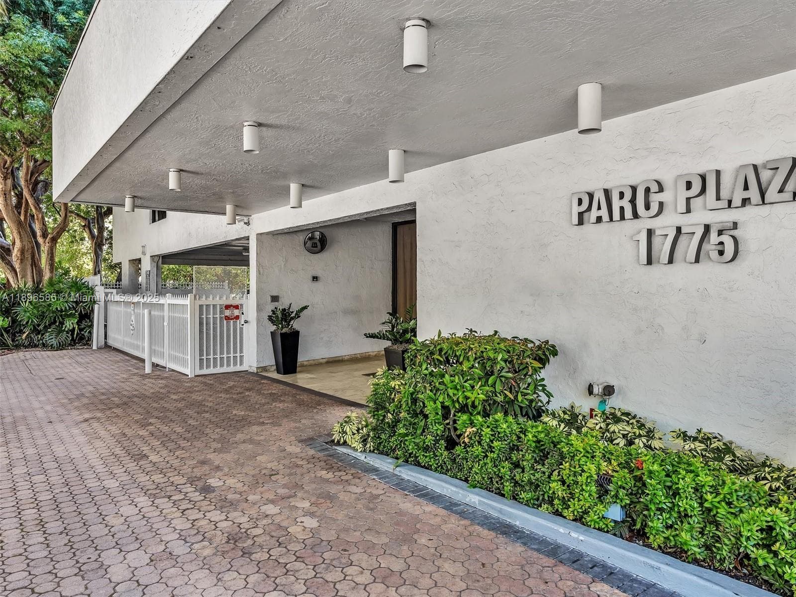 A11896585 — Miami Beach — 2
