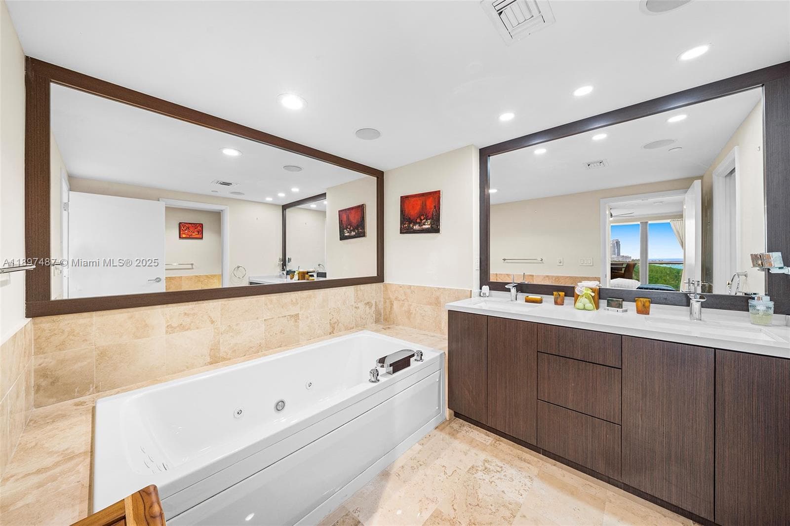 A11897487 — Miami Beach — 22