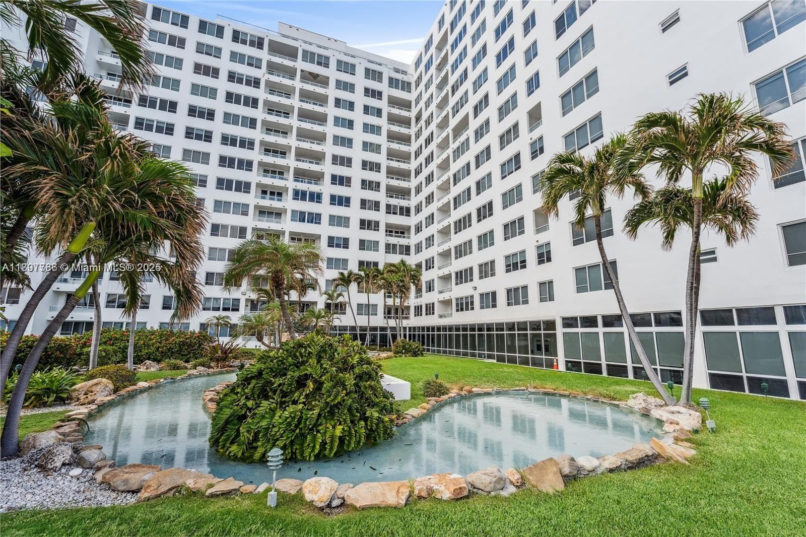 A11897786 — Miami Beach — 20