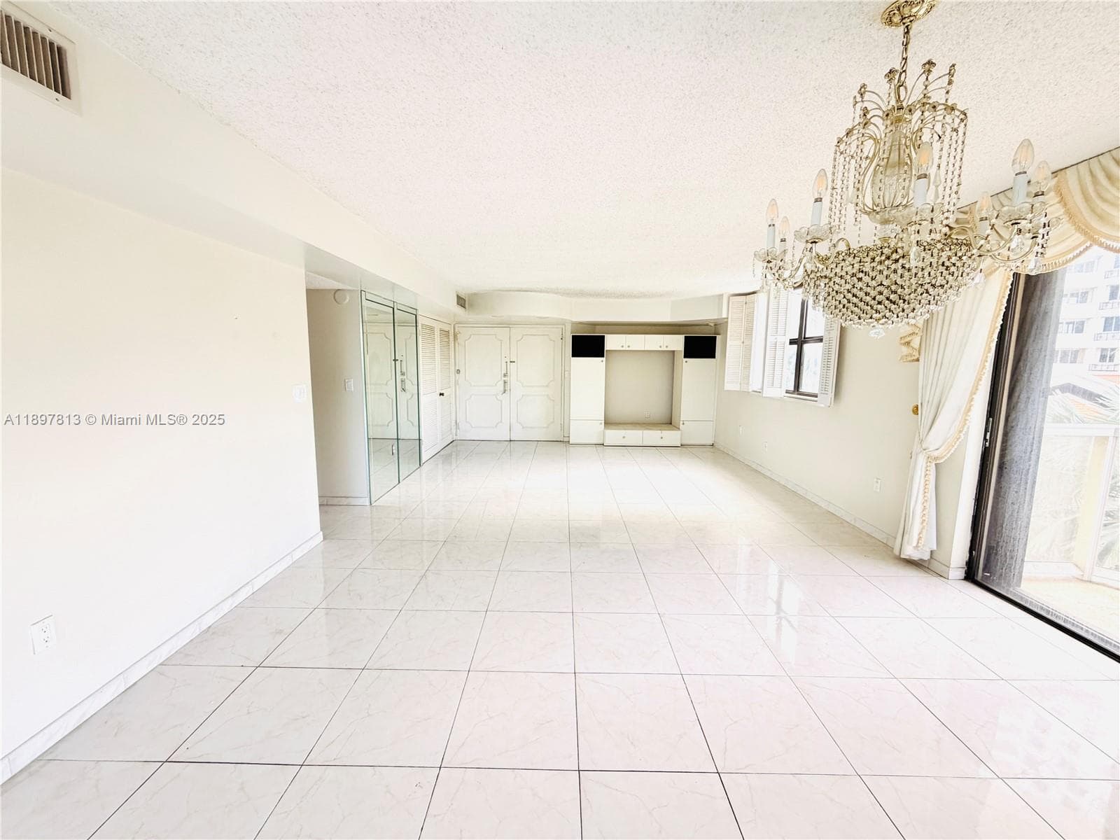 A11897813 — Miami Beach — 6