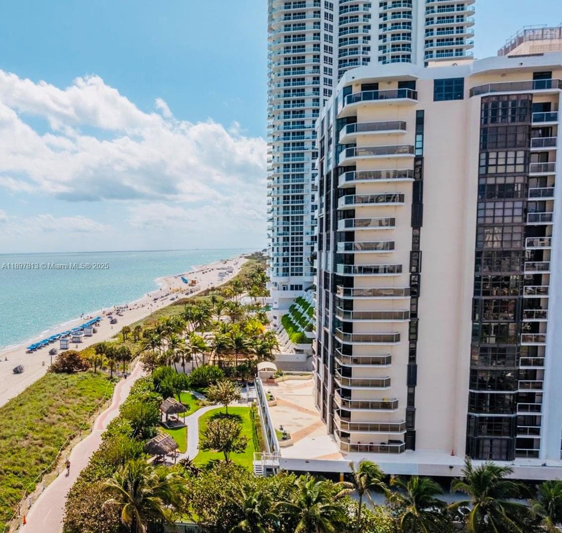 A11897813 — Miami Beach