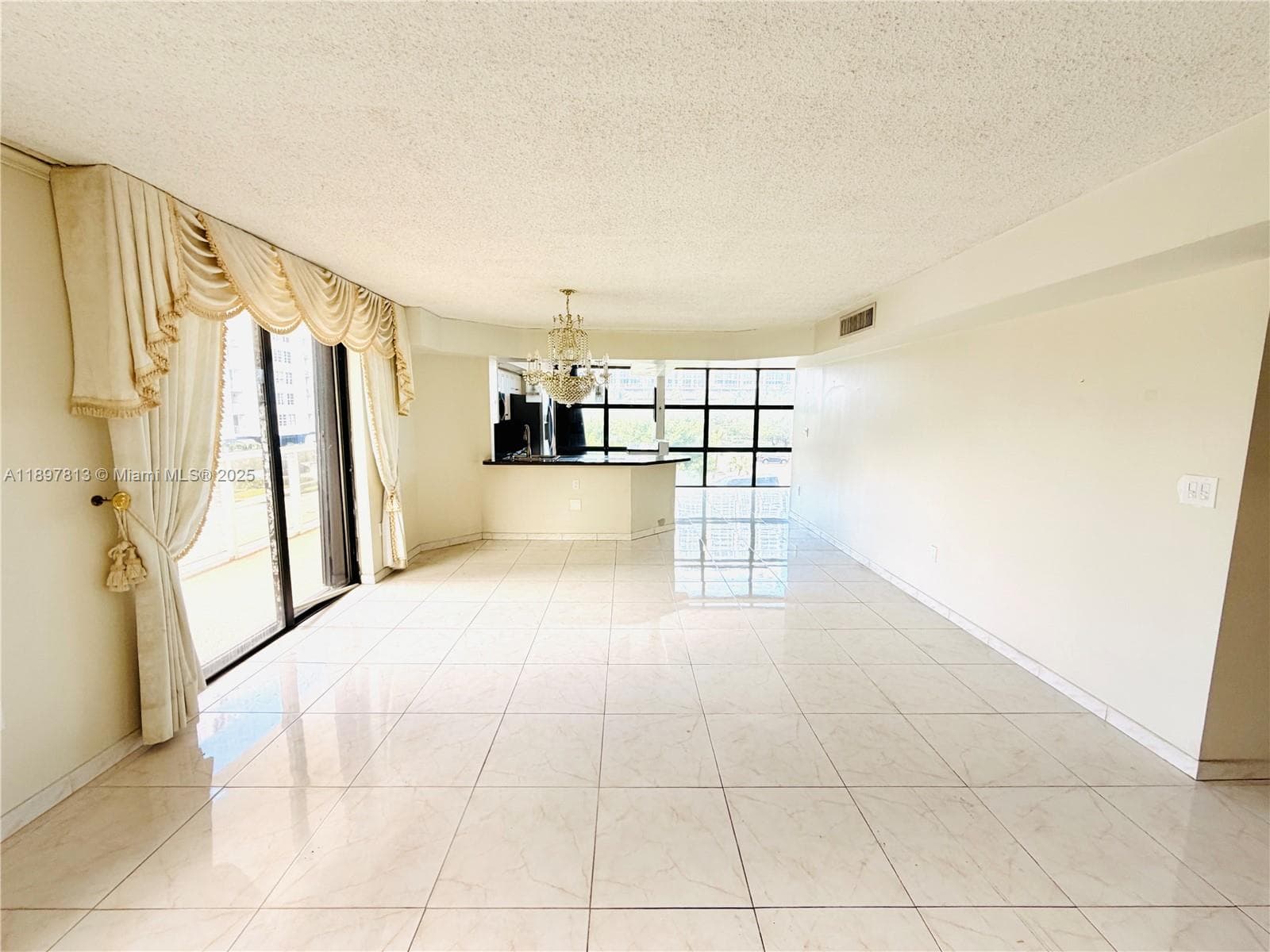 A11897813 — Miami Beach — 4