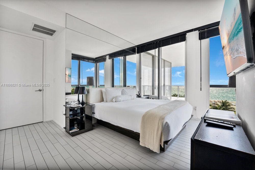A11898821 — Miami Beach — 13