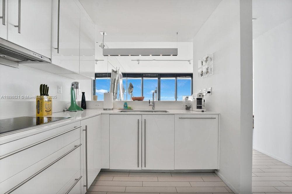 A11898821 — Miami Beach — 12