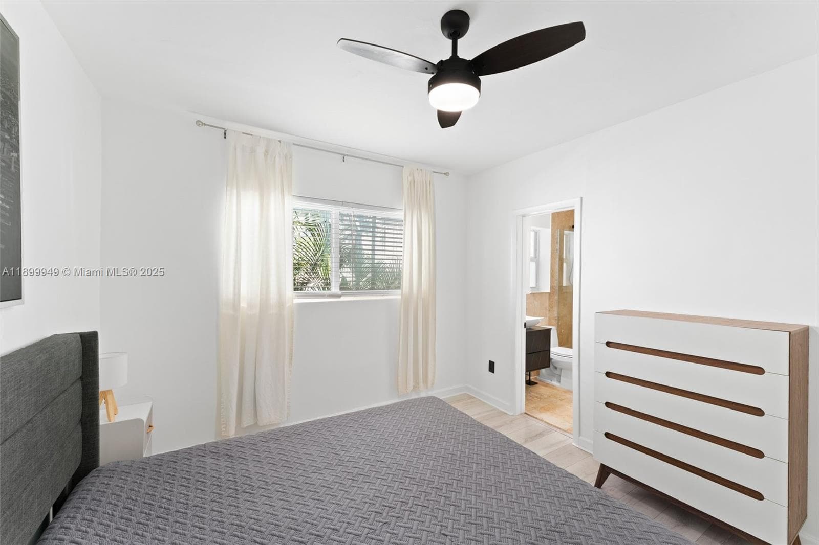 A11899949 — Miami Beach — 19