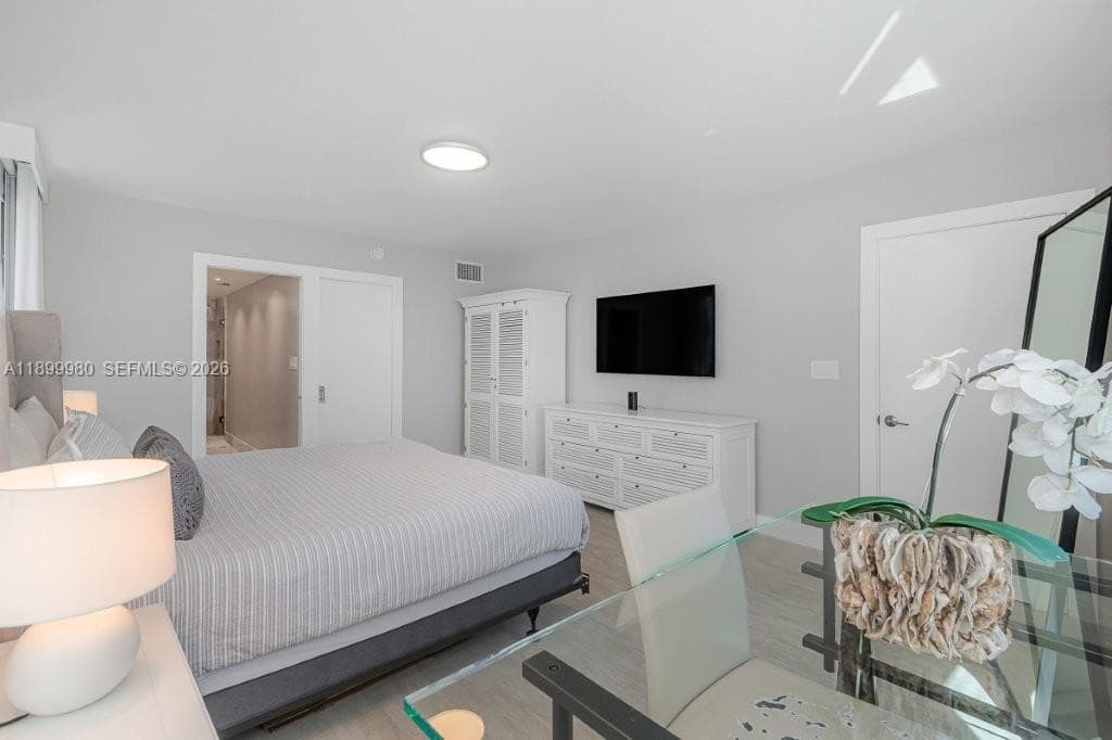 A11899980 — Miami Beach — 13