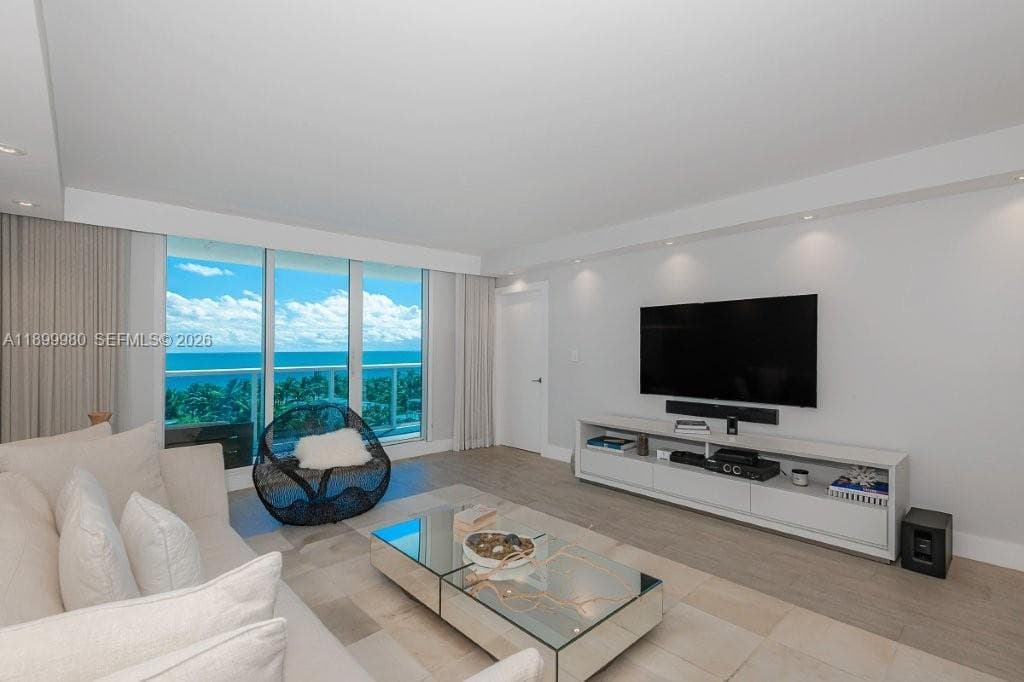 A11899980 — Miami Beach — 17