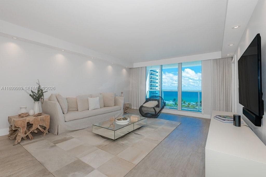 A11899980 — Miami Beach — 16