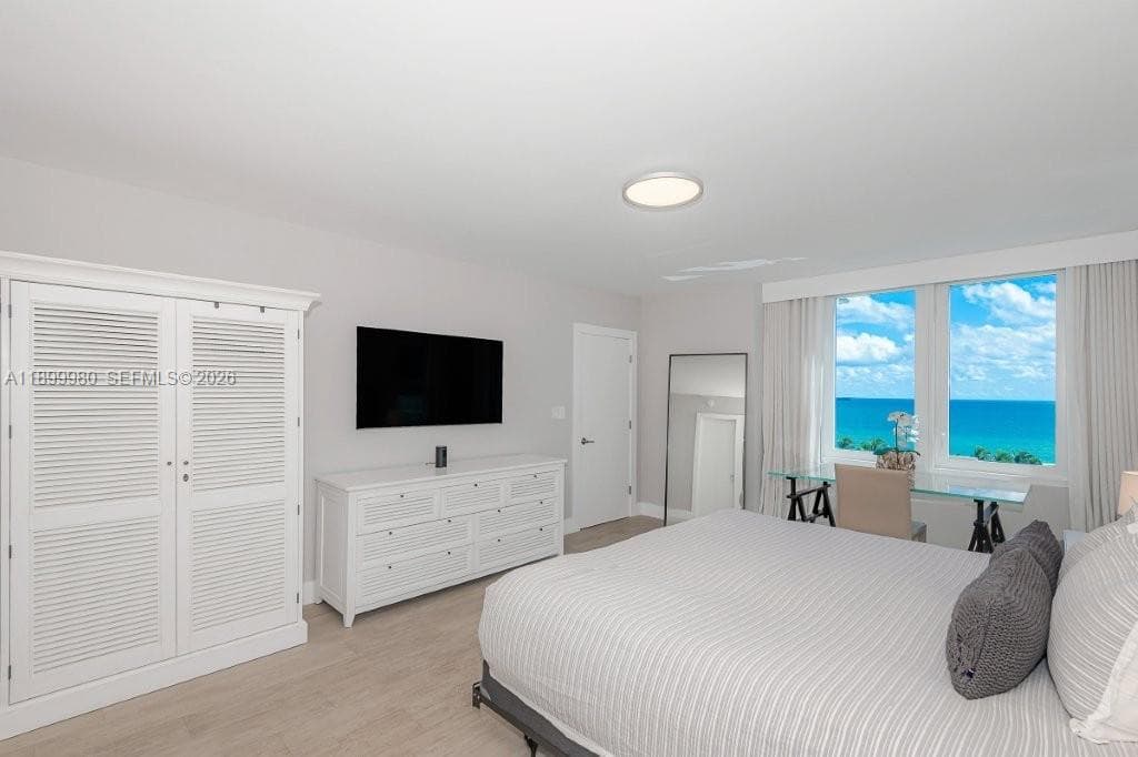 A11899980 — Miami Beach — 12