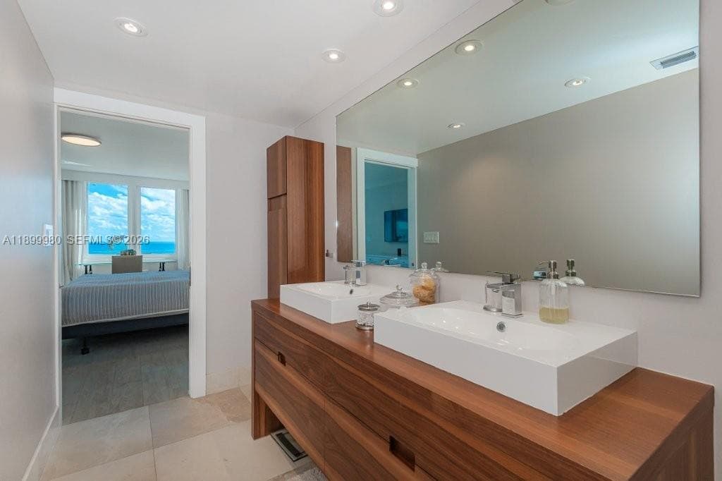 A11899980 — Miami Beach — 10